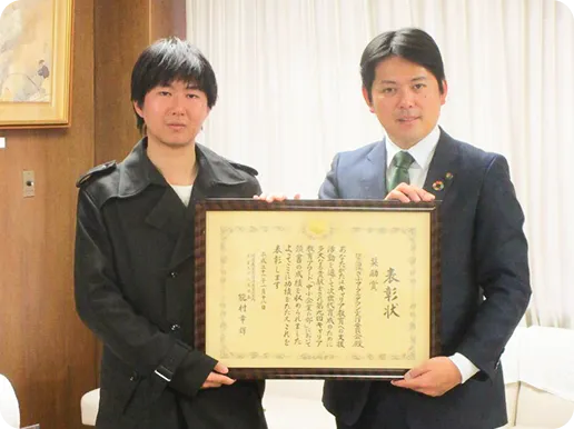 表彰状を手にするナンシー代表理事 住田涼